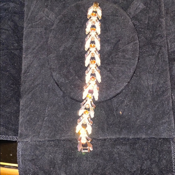 Jewelry - Vintage ART Elegant Silver Color Bracelet